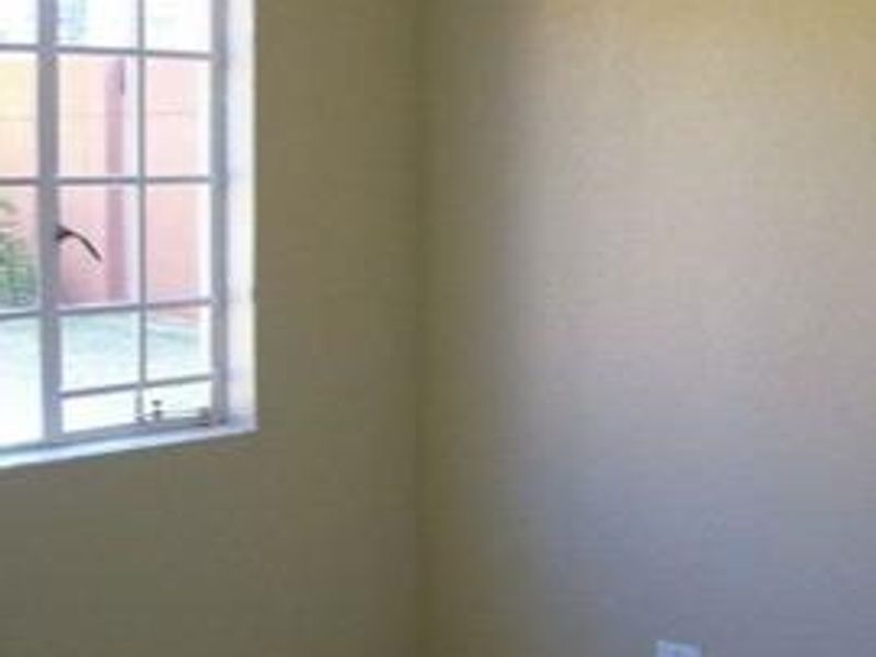 Modern 2-Bedroom Apartment for Rent in Stratford, Garsfontein - Photo 4