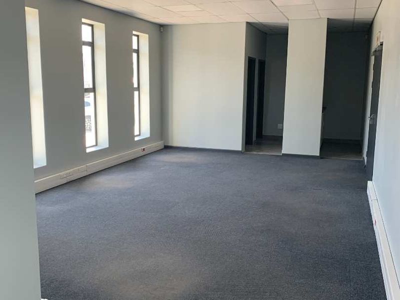 Spacious Warehouse & Office Space in Prime Industrial Hub - Photo 2