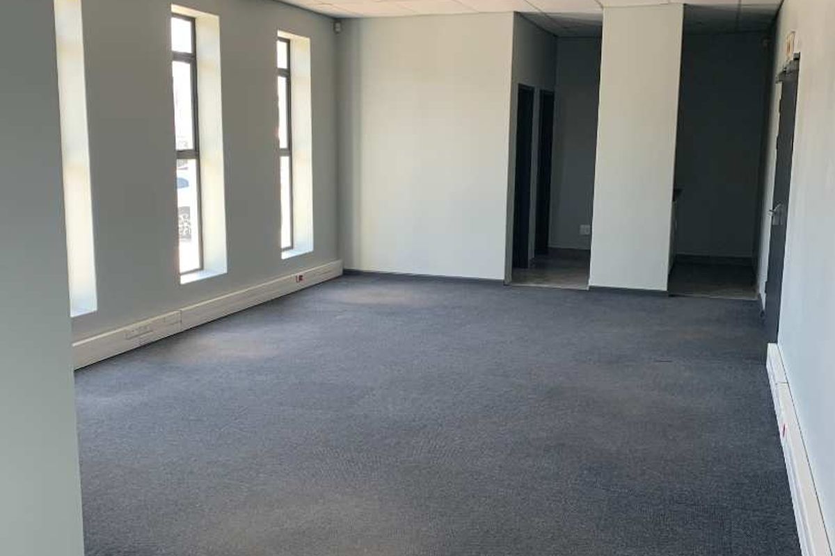 Spacious Warehouse & Office Space in Prime Industrial Hub - Photo 2