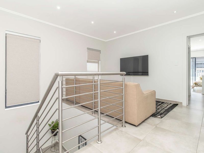 Spacious -  3 bedroom home with En Suites & Pajama Lounge - Photo 9