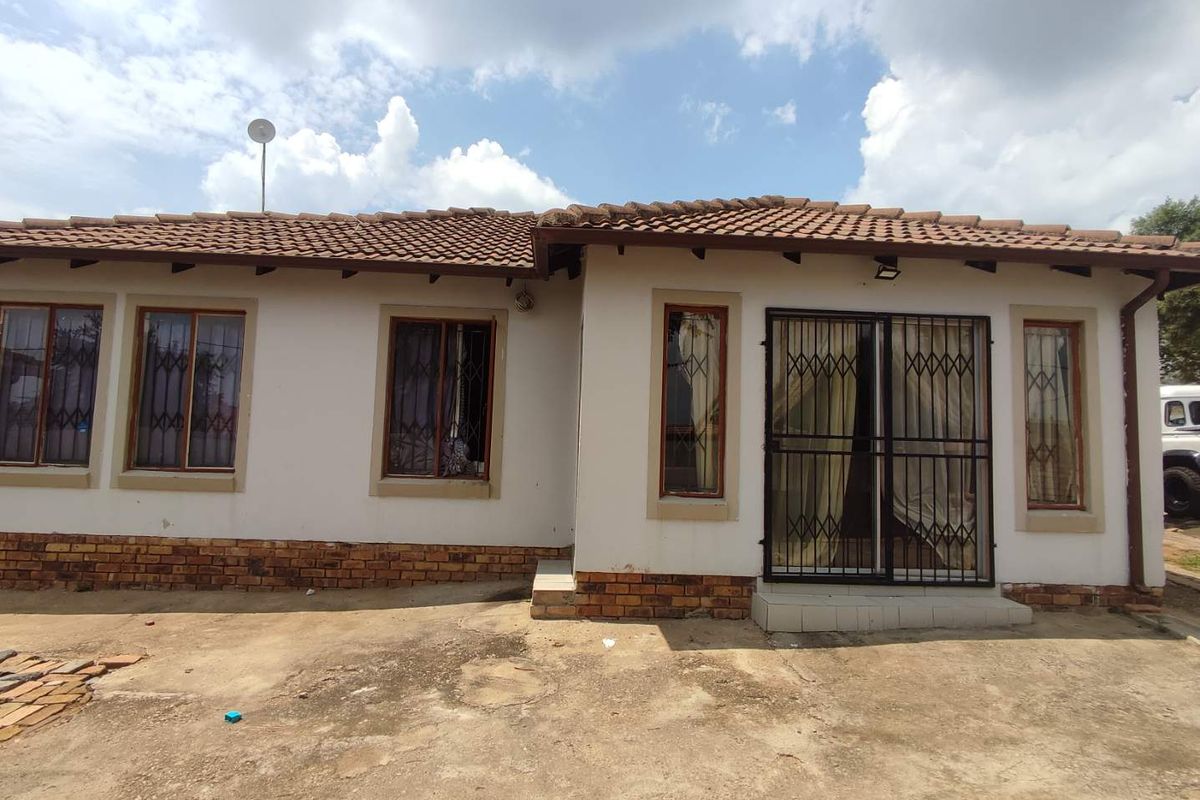 3 Bedroom House for Sale in Cosmo City - Photo 2