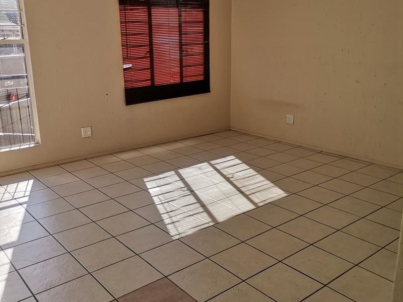 Bachelor Apartment for Sale in ParkView Apartments Boksburg - Photo 2