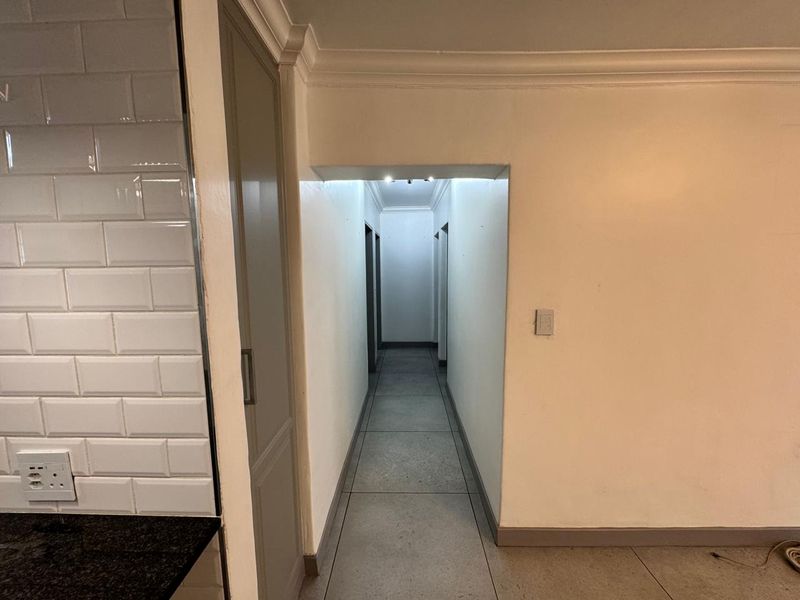 Elegant Lakefield Living: Ground Floor Gem Awaits! - Photo 7