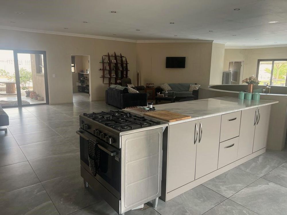 Open-plan kitchen/dining nook/lounge area