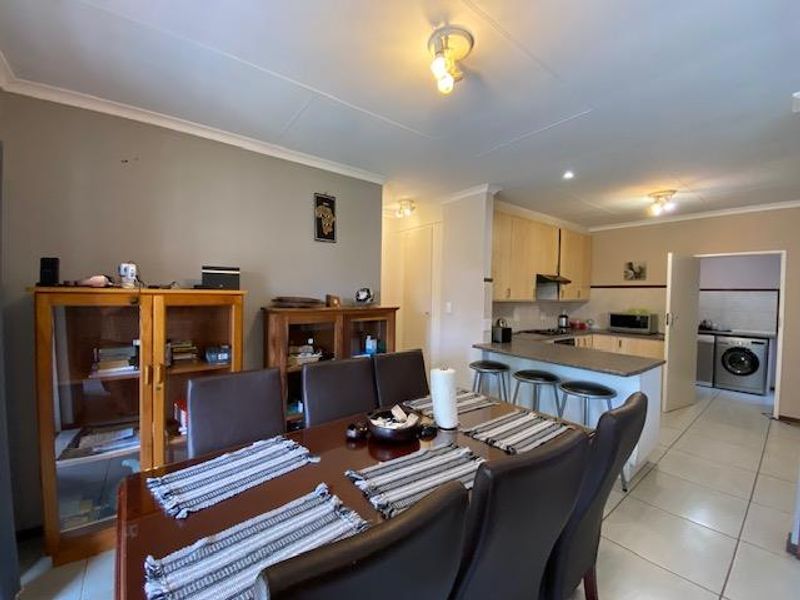Three bedroom townhouse in Equestria Estate. - Photo 7