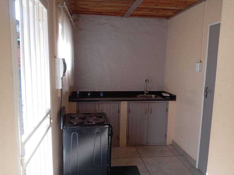 BACHELOR FLAT AVAILABLE IMMEDIATELY - Photo 2