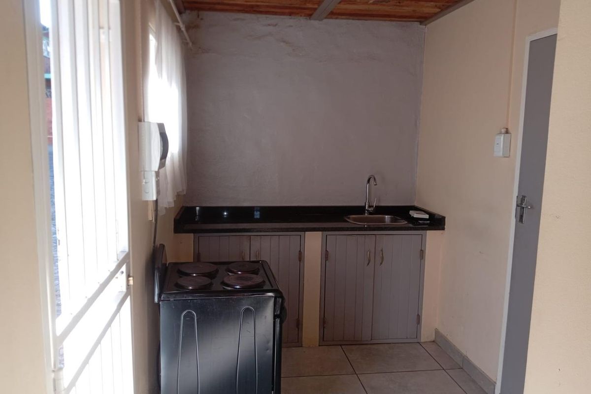 BACHELOR FLAT AVAILABLE IMMEDIATELY - Photo 4