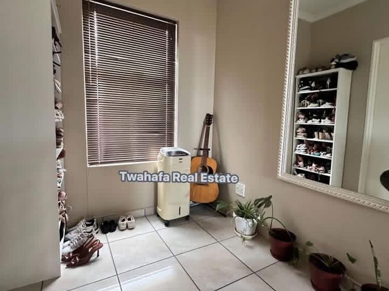 Spacious Three bedroom Townhouse - Photo 4