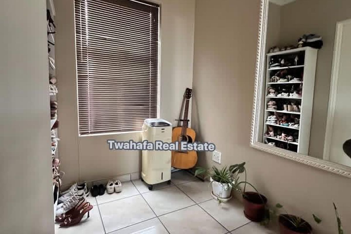 Spacious Three bedroom Townhouse - Photo 4