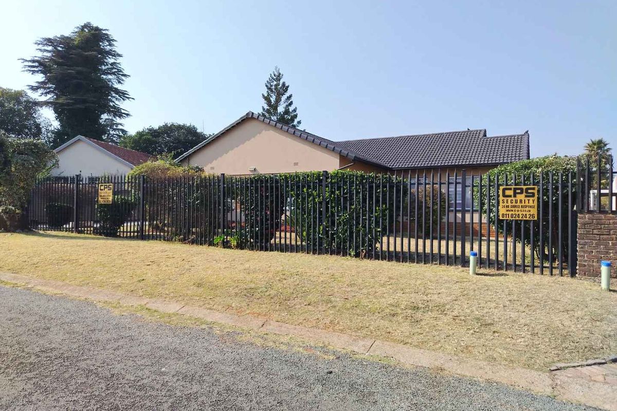 Spacious Family Home with Pool & Double Garage - Photo 2