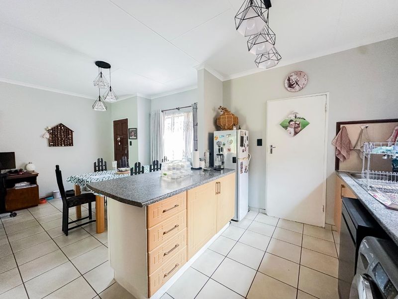 2 Bedroom Simplex with a Private Garden - Photo 4