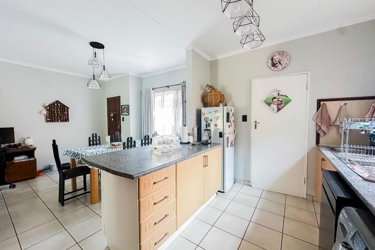 2 Bedroom Simplex with a Private Garden - Photo 4