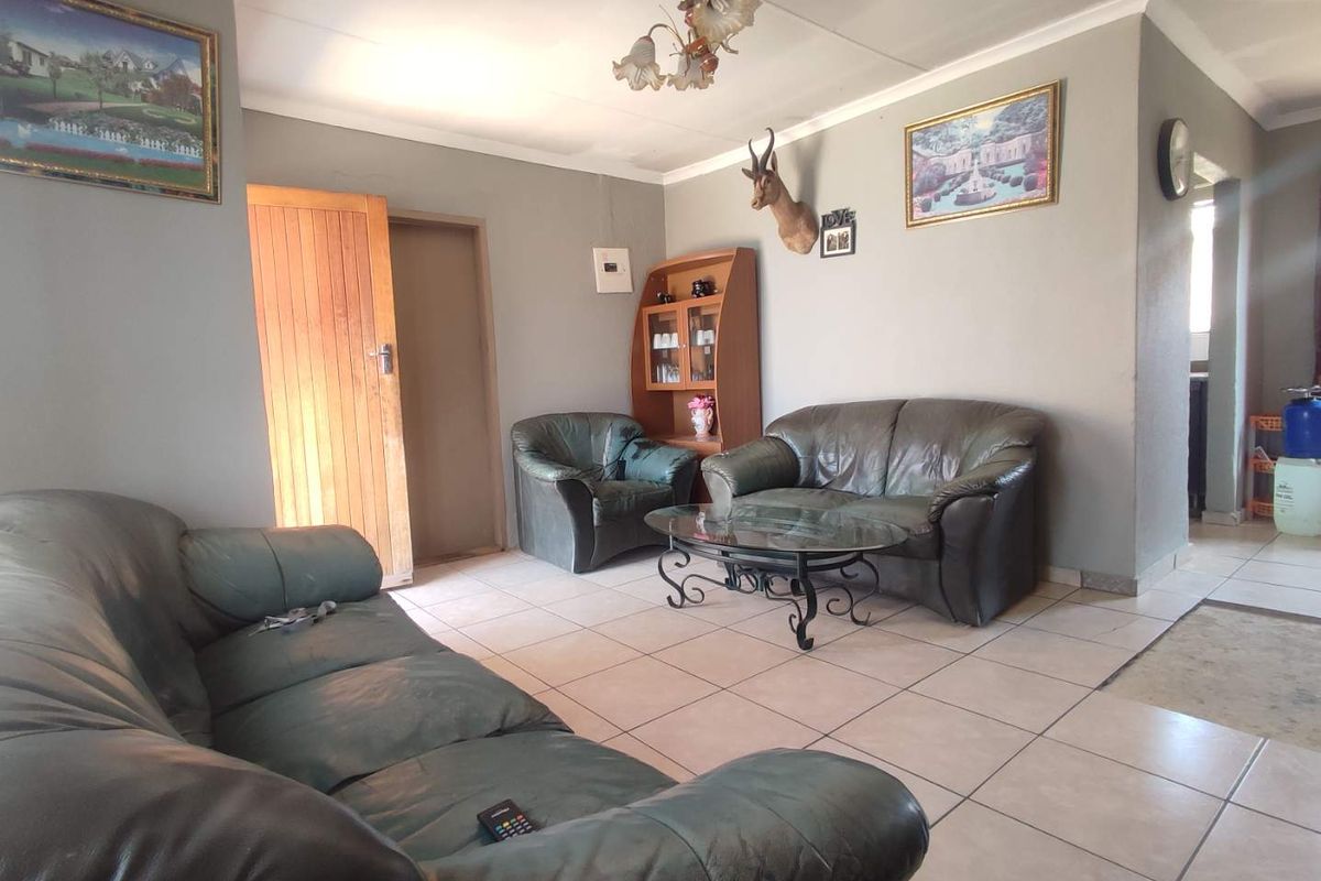 4 Bedroom House for Sale in Cosmo City - Photo 2