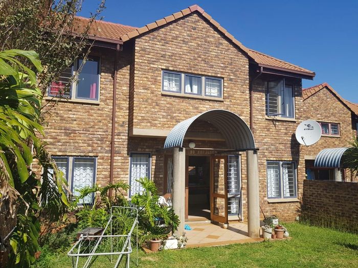 Property #1930640, Townhouse Pending Sale in Die Hoewes