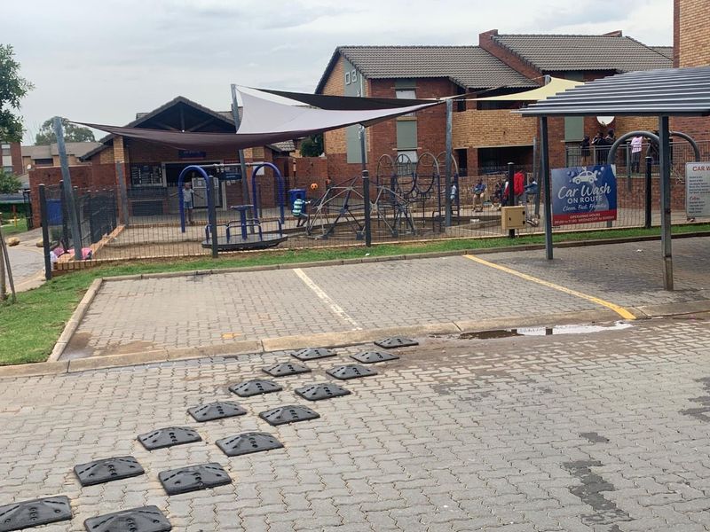 Family-Friendly Living: Kids' Play Area Included!" - Photo 10