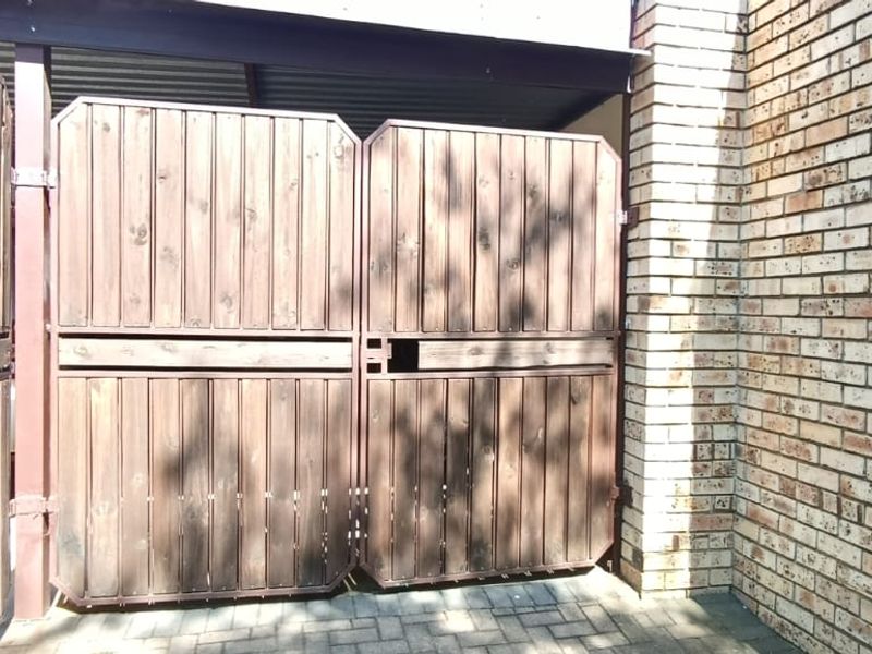 DUBBEL STORY. ABSOLUTE EXCELLENT CONDITION.WILL BE PROUD TO OWN. - Photo 8