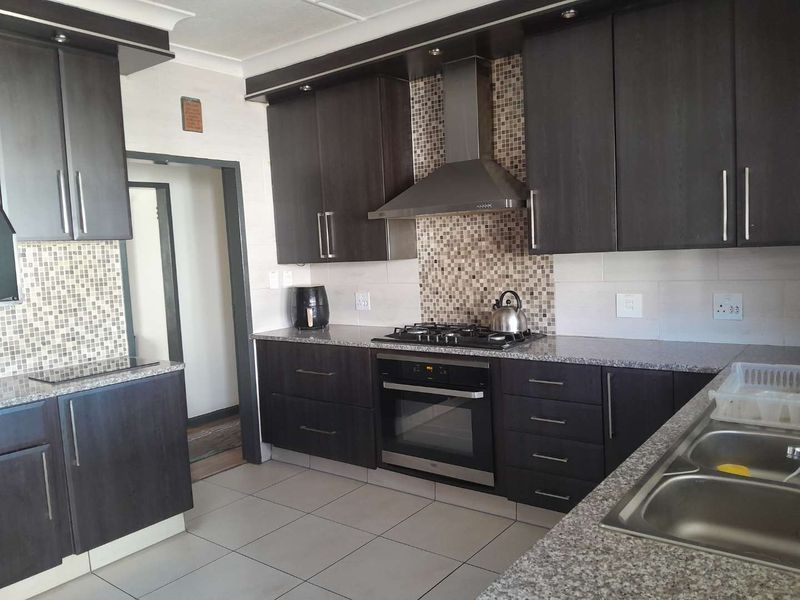 Charming 3 Bedroom entertainment home for sale South Crest. - Photo 7