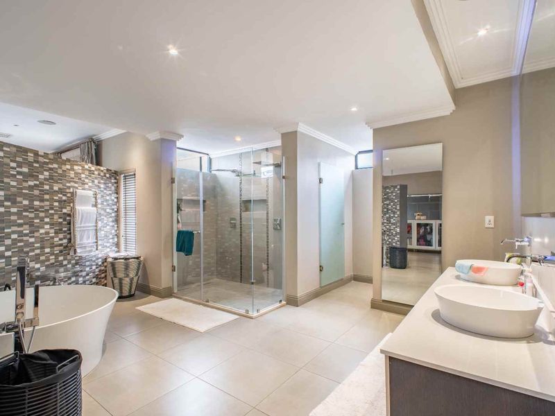 🏡 Exquisite 5-Bedroom Luxury Home To Let in Helderfontein Estate - Photo 8