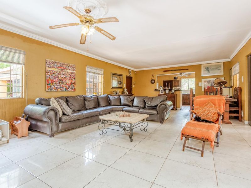 Peaceful Country Living: Two-Bedroom Home with Pool & Two One-Bedroom Cottages! - Photo 5