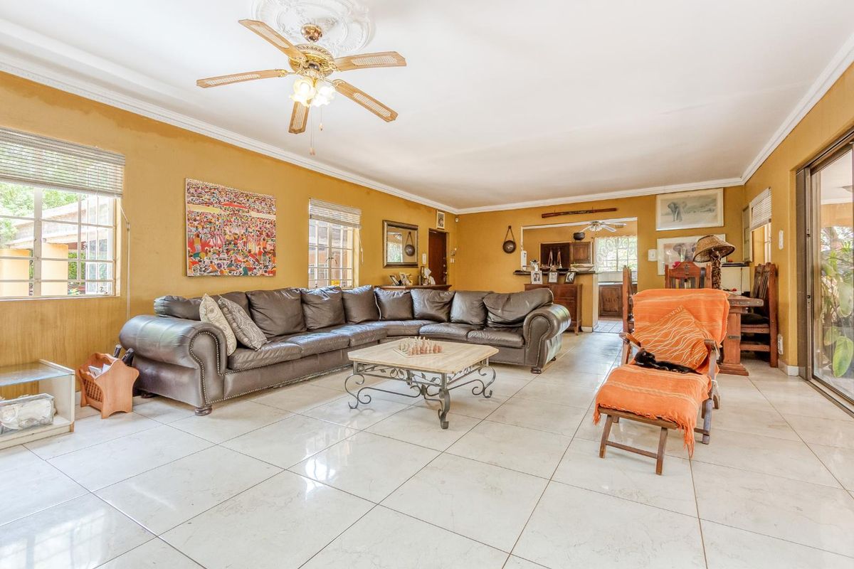 Peaceful Country Living: Two-Bedroom Home with Pool & Two One-Bedroom Cottages! - Photo 5