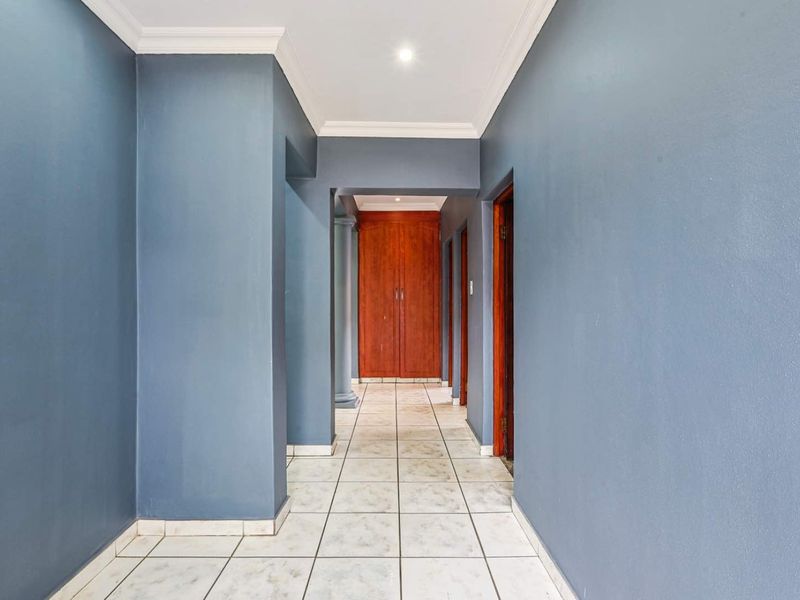 Spacious 4 Bedroom Family Home for Rent in Secure Estate - Photo 4