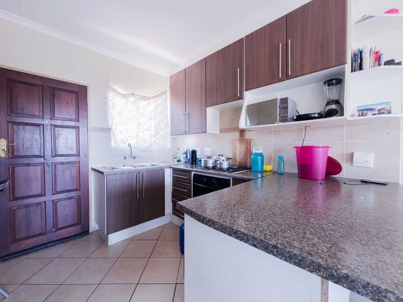 2 Bedroom Townhouse with Balcony - Photo 10