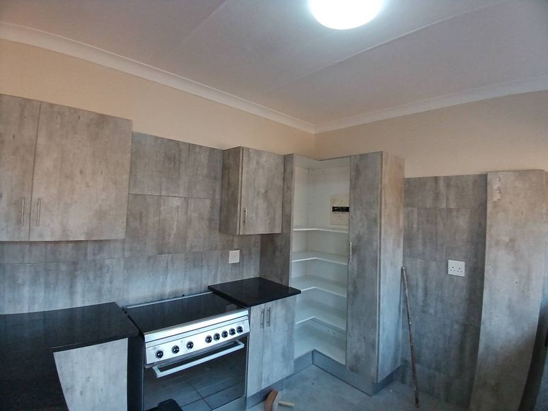 Charming 3 Bedroom 2 Bathroom Townhouse - Photo 5