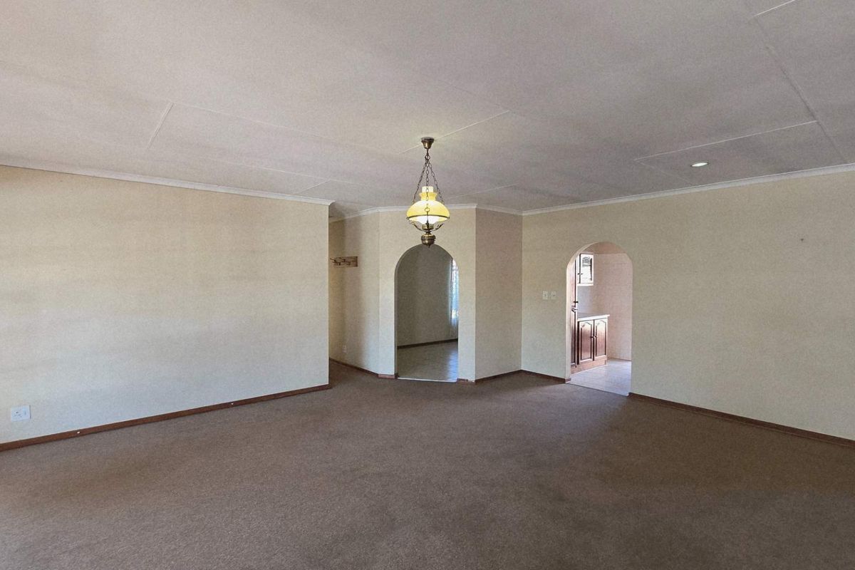 Neat and spa.cious 2 Bedroom Full Title house in Secure Retirement village - Photo 4
