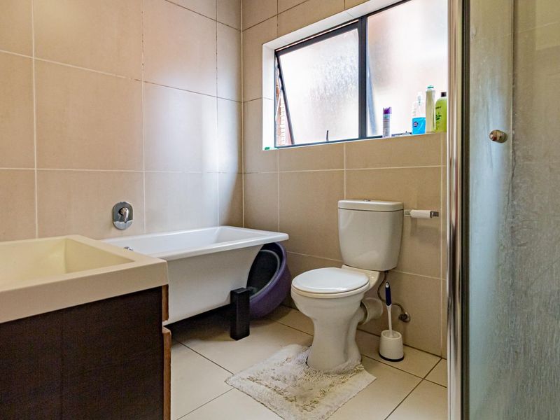 Spacious 3Bed, 2Bath for sale in Kylami - Photo 10