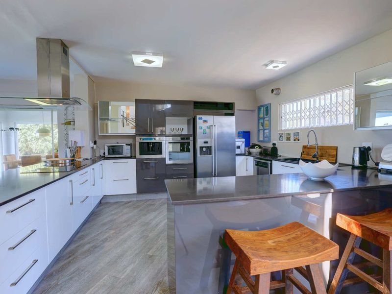 Coastal retreat with exceptional family space in idyllic surrounds - Photo 8