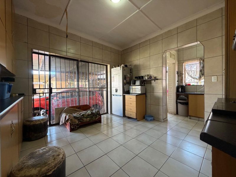 Charming Property with Income-Generating Potential in Regents Park, Johannesburg South - Photo 10