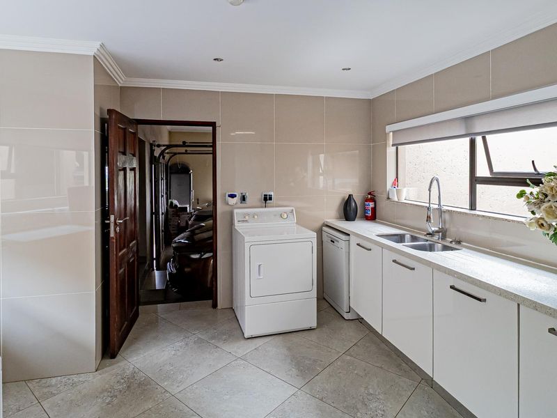Luxurious Fully Furnished 4-Bedroom Double-Storey Home with Breathtaking Views in Roodekrans. - Photo 8
