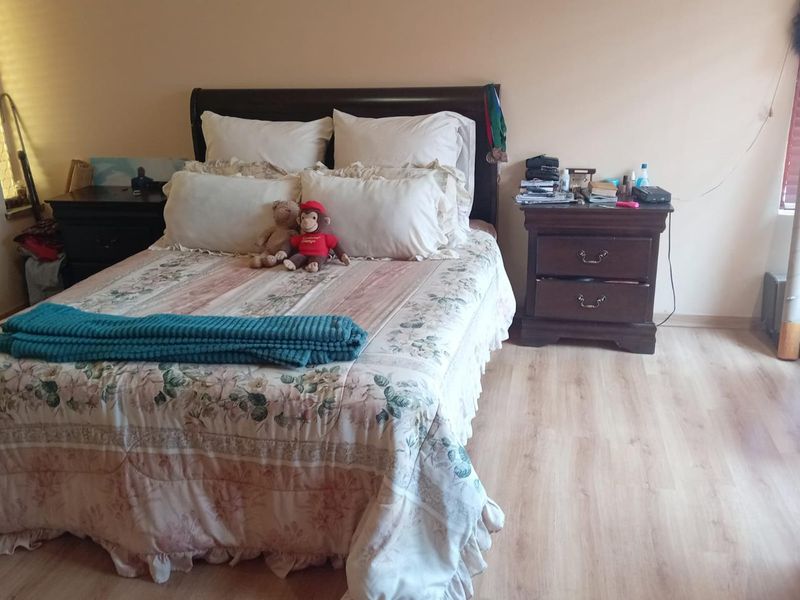 Large family home with pool in an enclose area - Photo 10