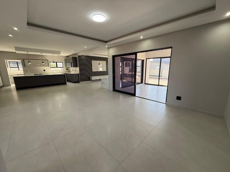 Meticulously crafted 4 bedroom 4 1/2 bathroom double-story residence - Photo 4