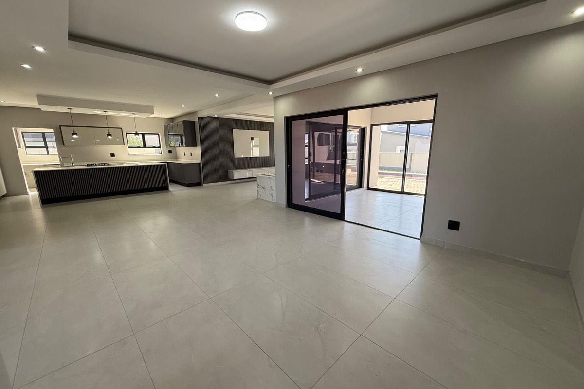 Meticulously crafted 4 bedroom 4 1/2 bathroom double-story residence - Photo 4