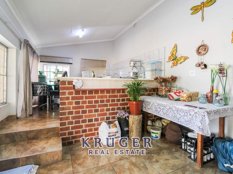 🏡 SPACIOUS FAMILY HOME WITH FLAT & ENTERTAINMENT AREAS FOR SALE IN OUTJO 🏡 - Photo 2