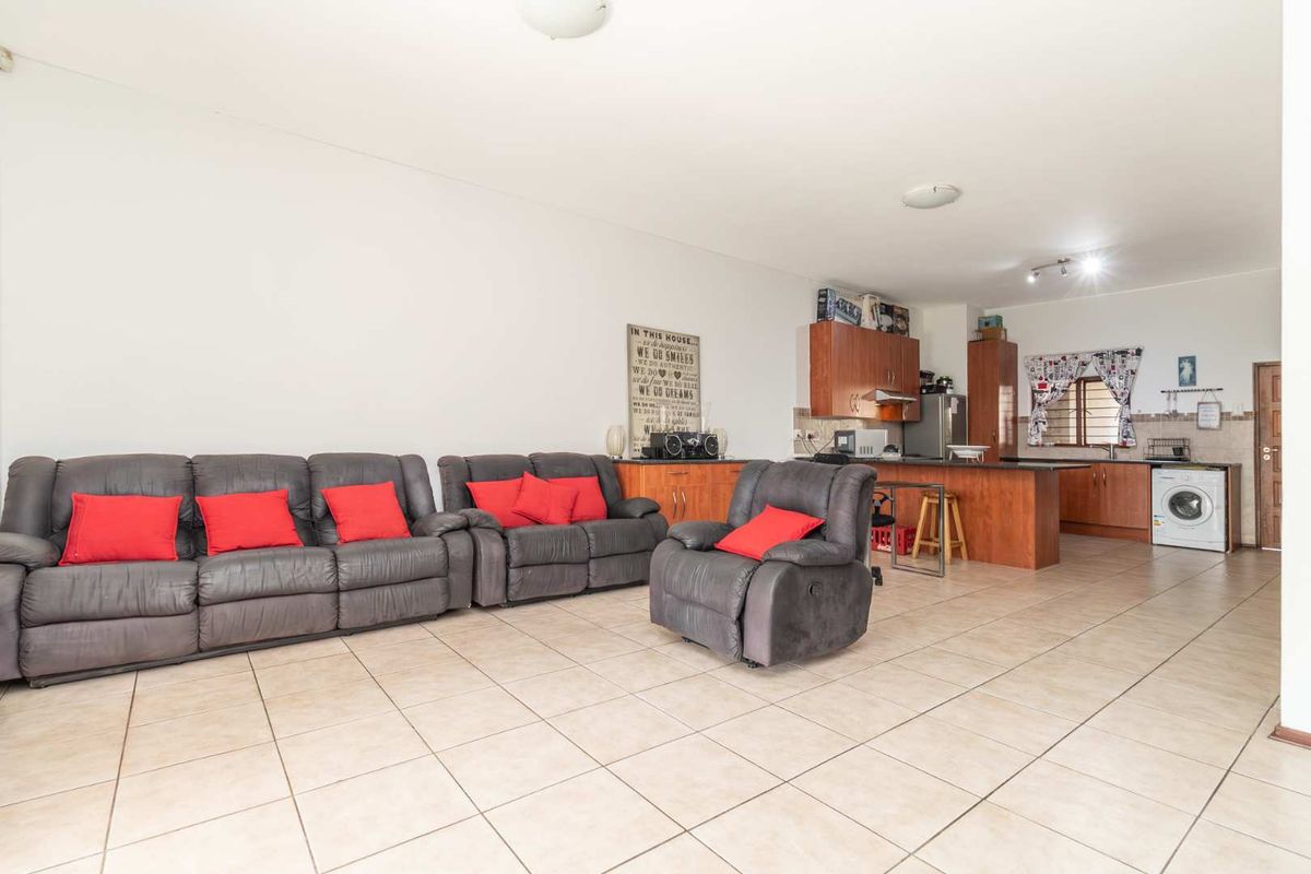 Spacious pet friendly unit available near Hillfox - Photo 5