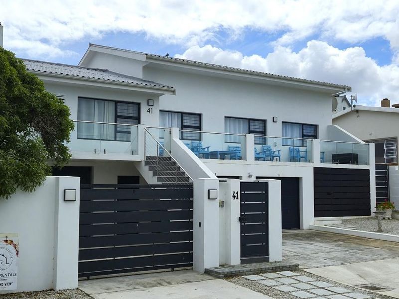 Luxury Franskraal home 100 metres from shoreline, offering turnkey living, secure garages, solar power, and sea views. - Photo 2
