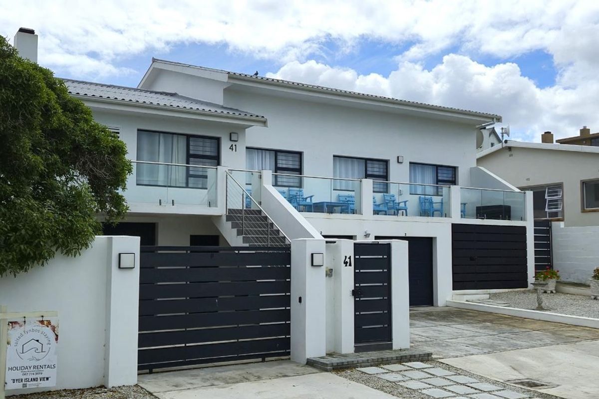 Luxury Franskraal home 100 metres from shoreline, offering turnkey living, secure garages, solar power, and sea views. - Photo 2