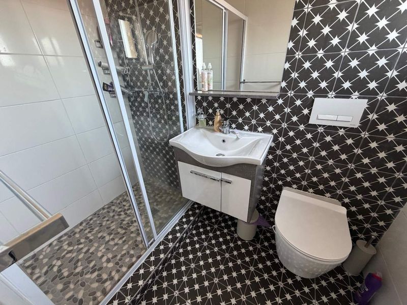 Charming Double-Storey Duet with Spectacular Sea Views - Photo 9