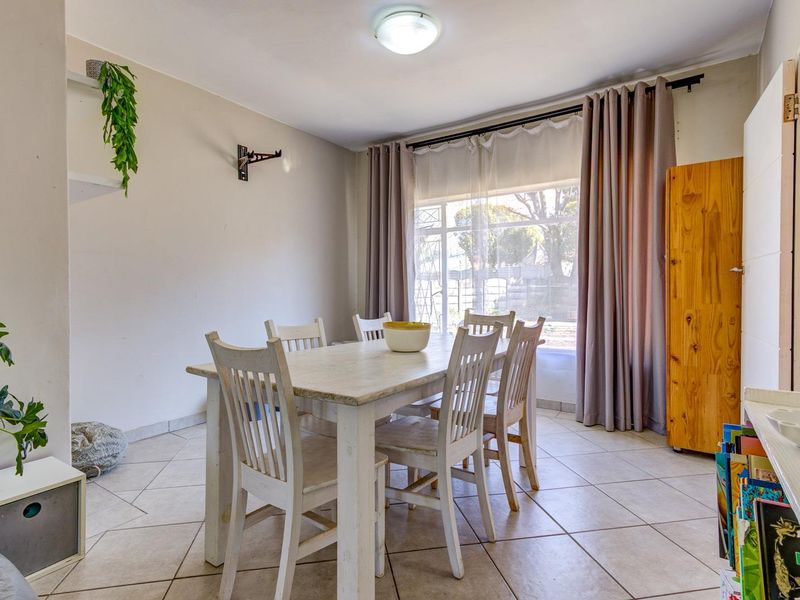 SUNNY FAMILY HOME WITH FULL SOLAR AND WATER BACK UP! - Photo 7