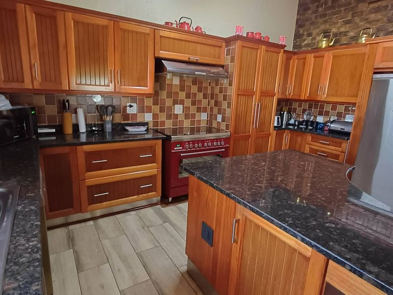 Large family home - Photo 9