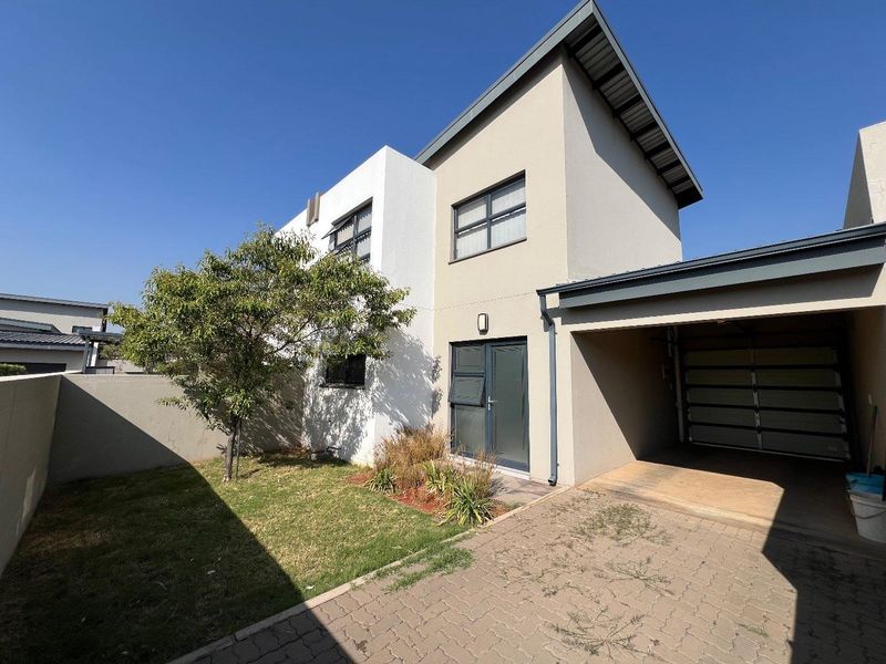 Elegant 2 Bedroom, 2 Bathroom Duplex for Rental in Secure Estate - Photo 2