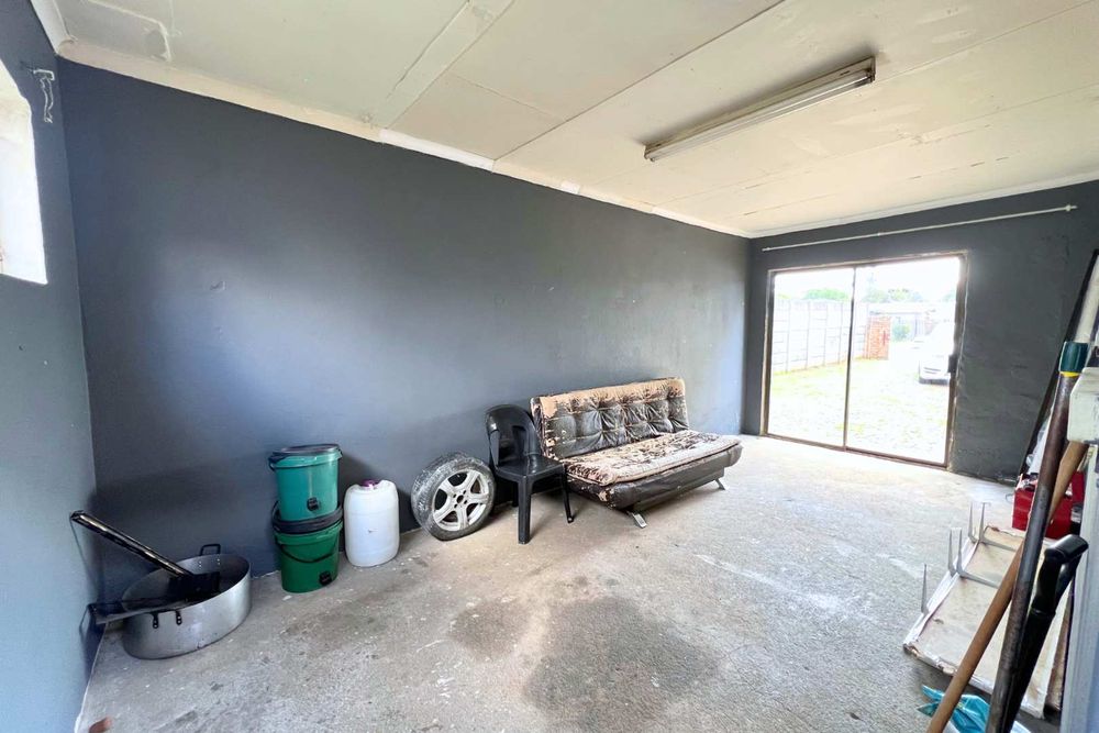 Garage turned into Nailbar