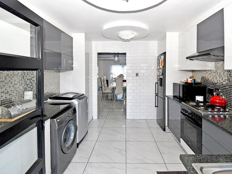 Live Like Royalty at Grootvlei Estate with 24 hours security - Photo 5