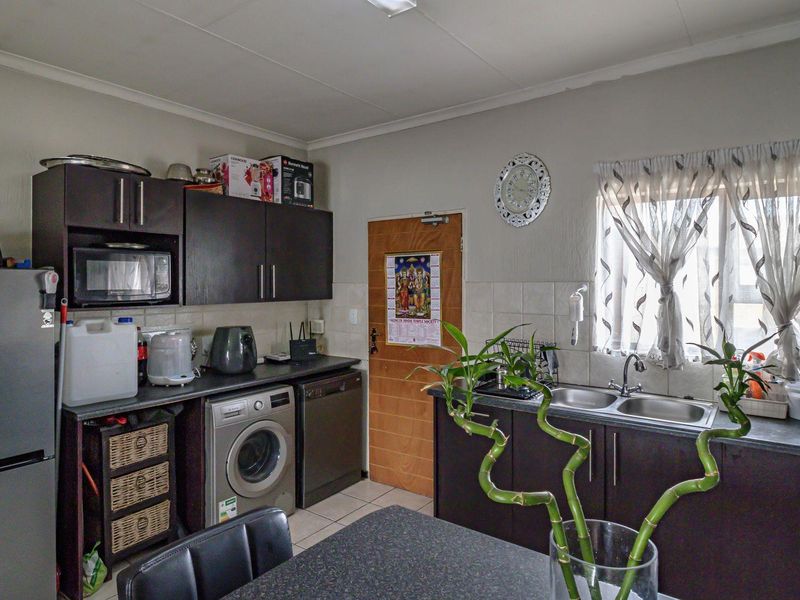 Modern 2-Bedroom @ Bathroom Apartment in Established Face Brick Complex - Photo 10