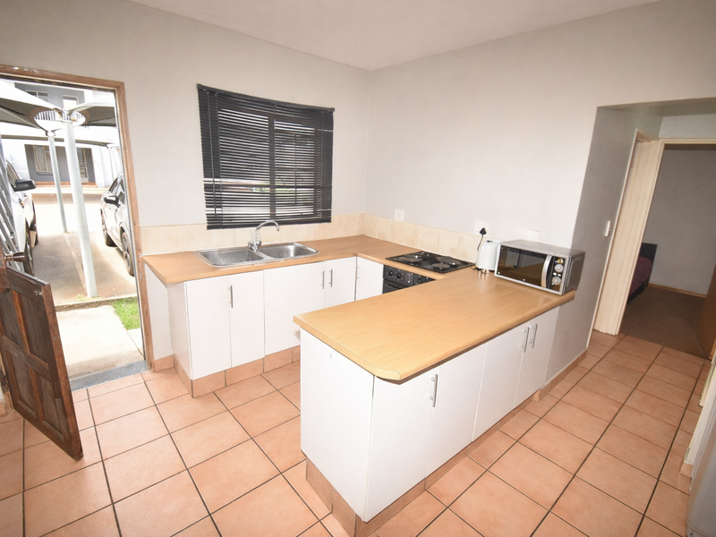 Ground Floor Unit in Secure Complex - Photo 4