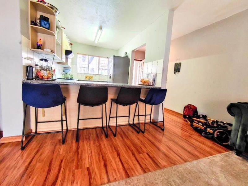 Lovely Ground Floor Unit Now Available For Sale in Malachite Mews. - Photo 3