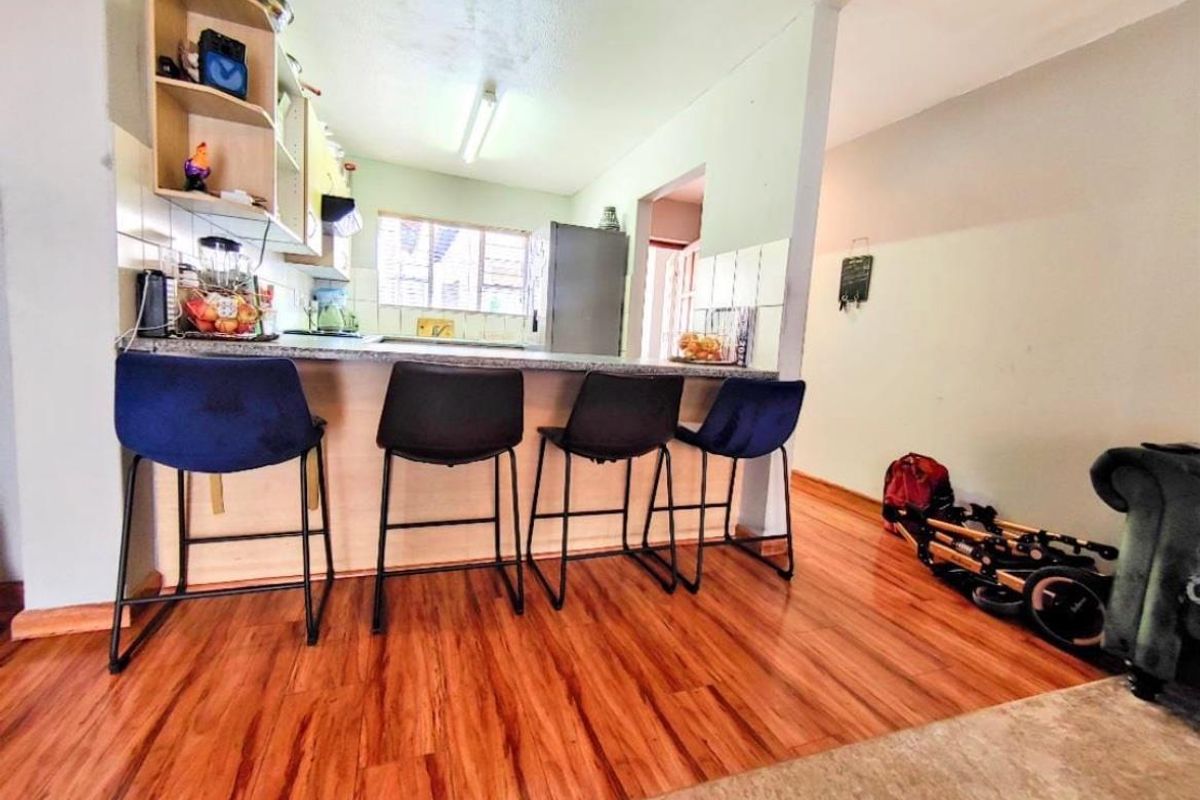 Lovely Ground Floor Unit Now Available For Sale in Malachite Mews. - Photo 3