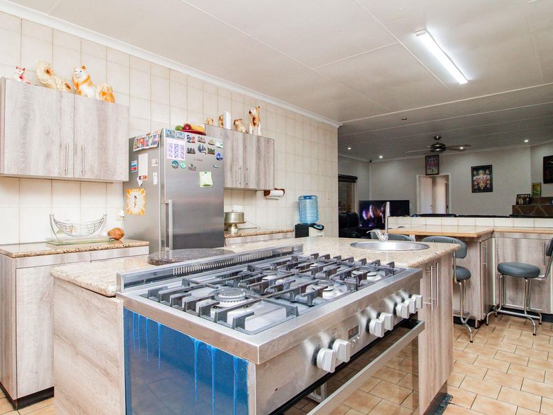 Beautiful Secured Home with Newly Renovated Kitchen - Photo 10